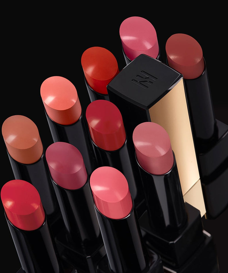 HERA Rouge Clasyy 3.5g, pack de rouges à lèvres HERA sur fond noir, gros plan lumineux.