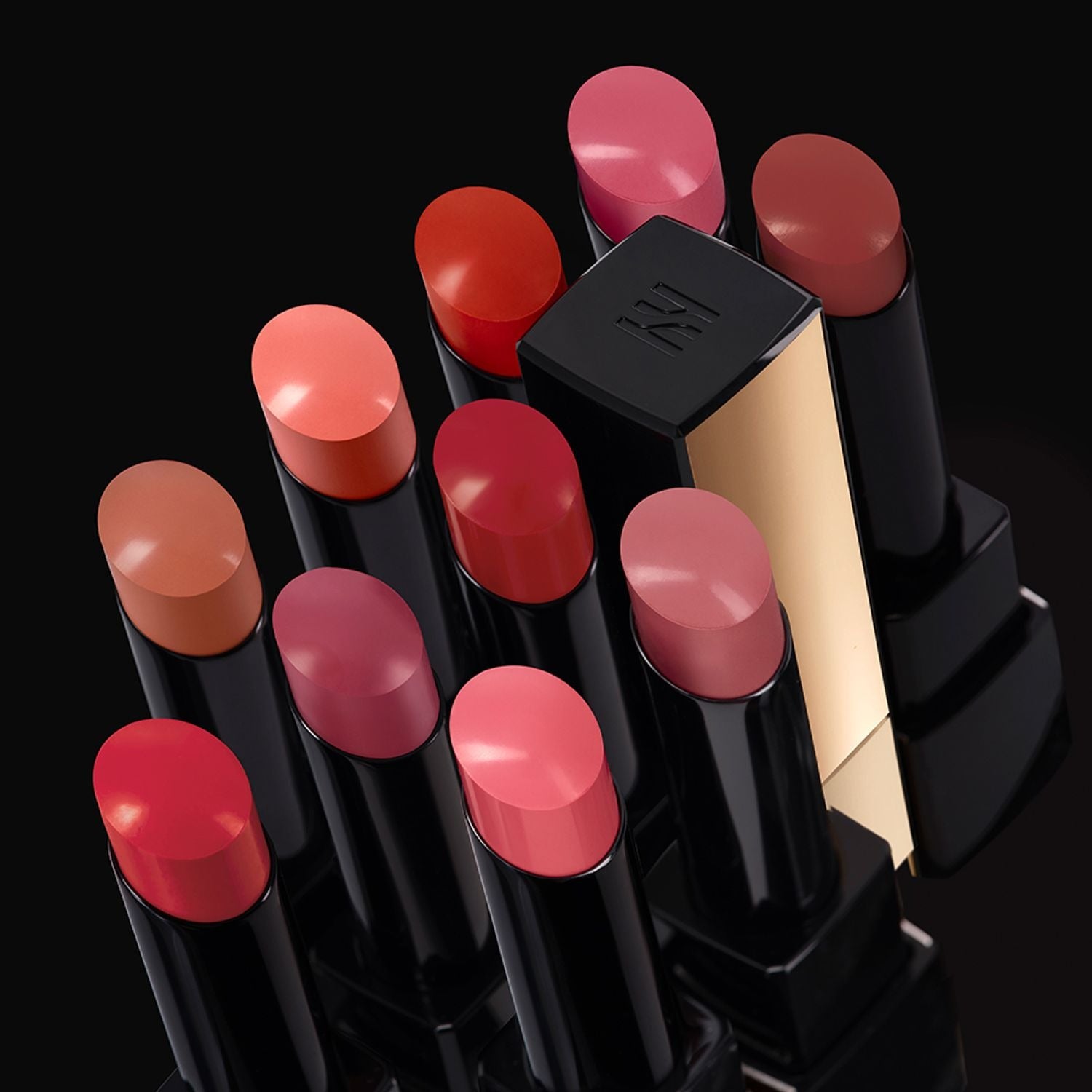 HERA Rouge Clasyy 3.5g, pack de rouges à lèvres HERA sur fond noir, gros plan lumineux.