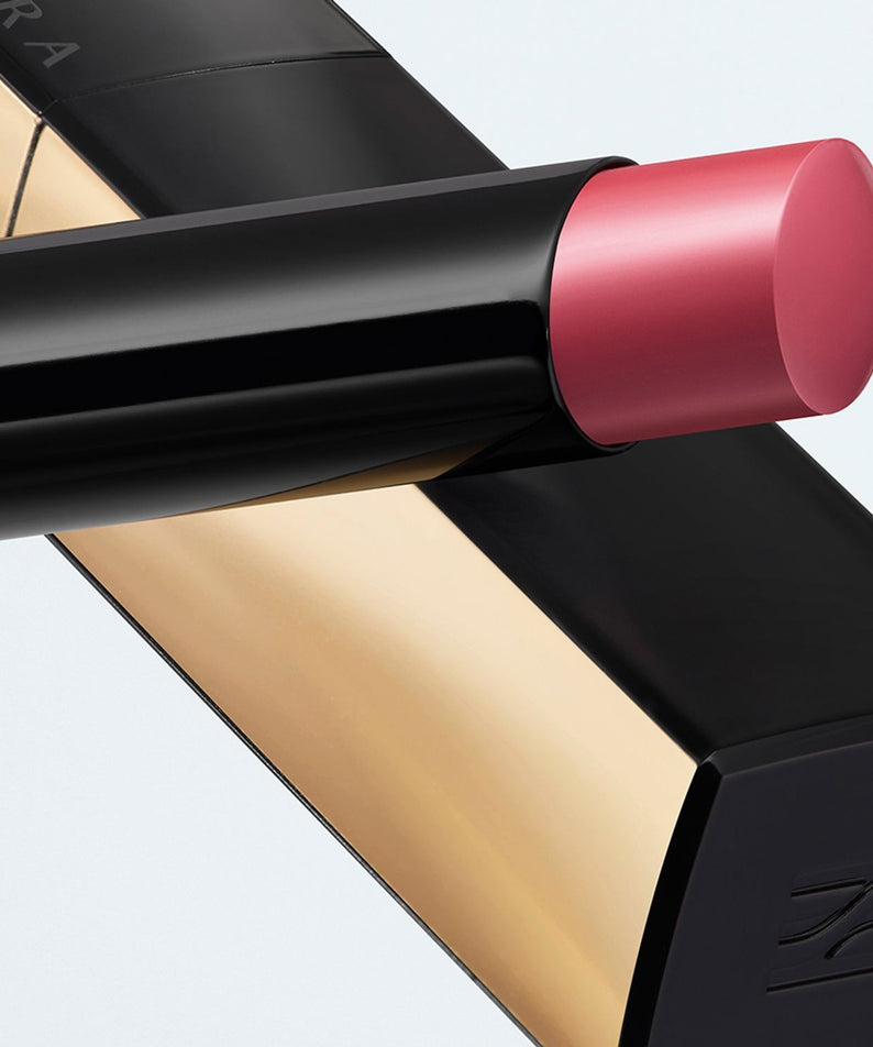 HERA Rouge Clasyy 3.5g HERA, rouge à lèvres rosé dans un tube noir, sur fond clair, maquillage moderne.