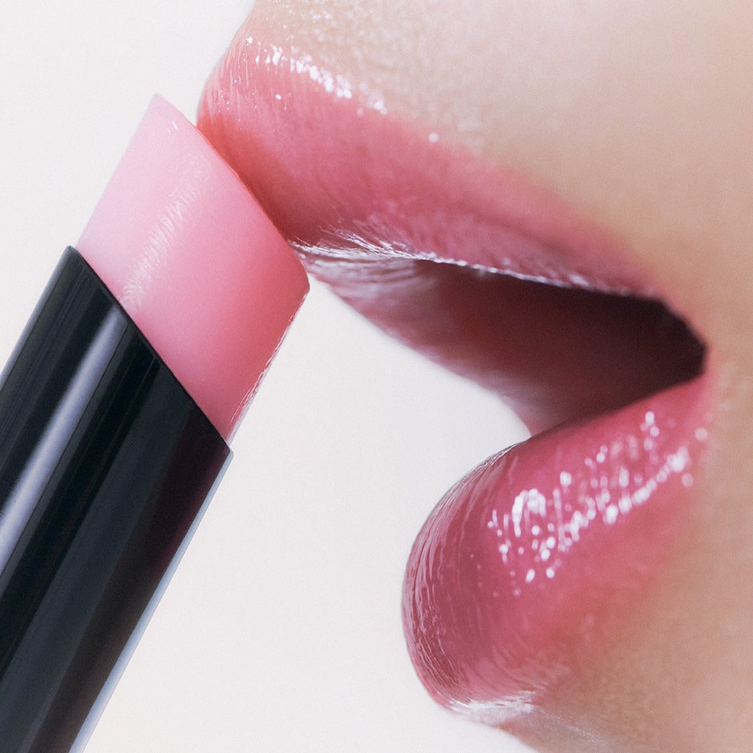 HERA Sensual Nude Balm 3.5g, baume lèvres nude rose, tube noir, gros plan sur texture brillante, marque HERA