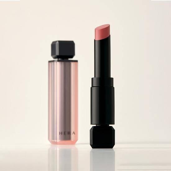 HERA Sensual Powder Matte Lipstick 3g de HERA, rouge à lèvres mat en gros plan sur fond clair, packaging rose et noir.
