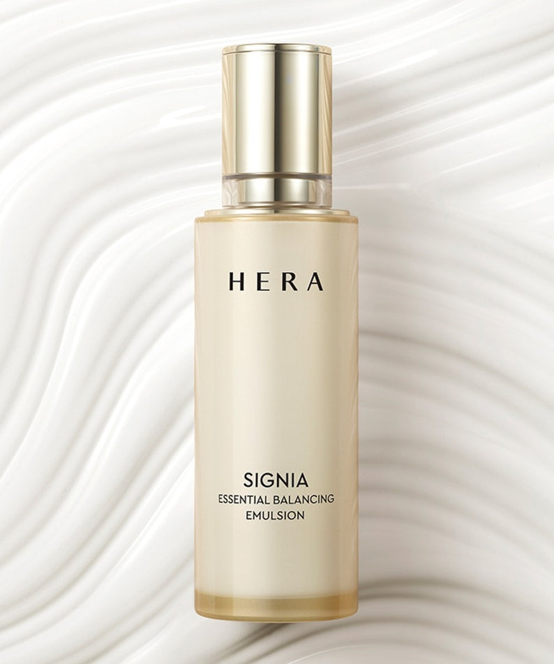 Décris l'image en français mentionnant HERA Signa Essentail Balancing Emulsion 150ml, marque HERA, flacon sur fond texturé blanc