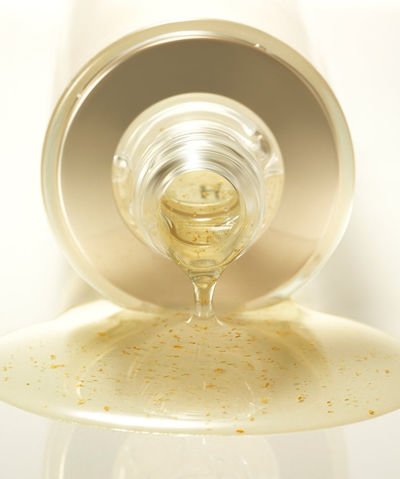 HERA Signa Skin refreshing Water 180ml, flacon crème en verre sur fond clair, texture éclaboussures de liquide, produit HERA