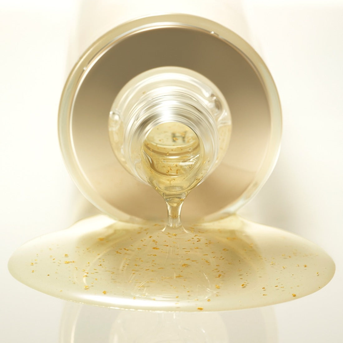 HERA Signa Skin refreshing Water 180ml, flacon crème en verre sur fond clair, texture éclaboussures de liquide, produit HERA