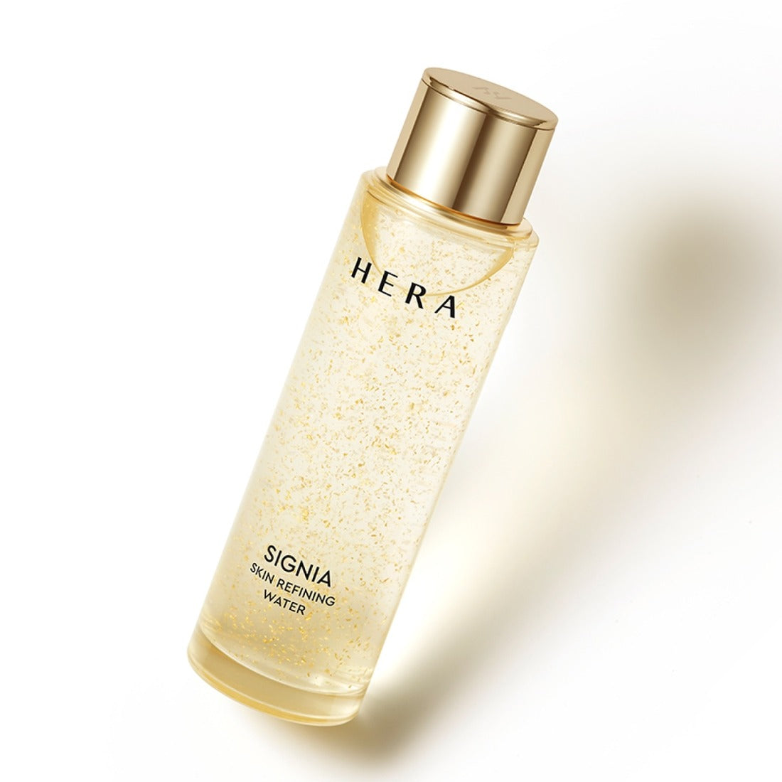 HERA Signa Skin refreshing Water 180ml de HERA, flacon doré sur fond clair, eau rafraîchissante pour le visage.