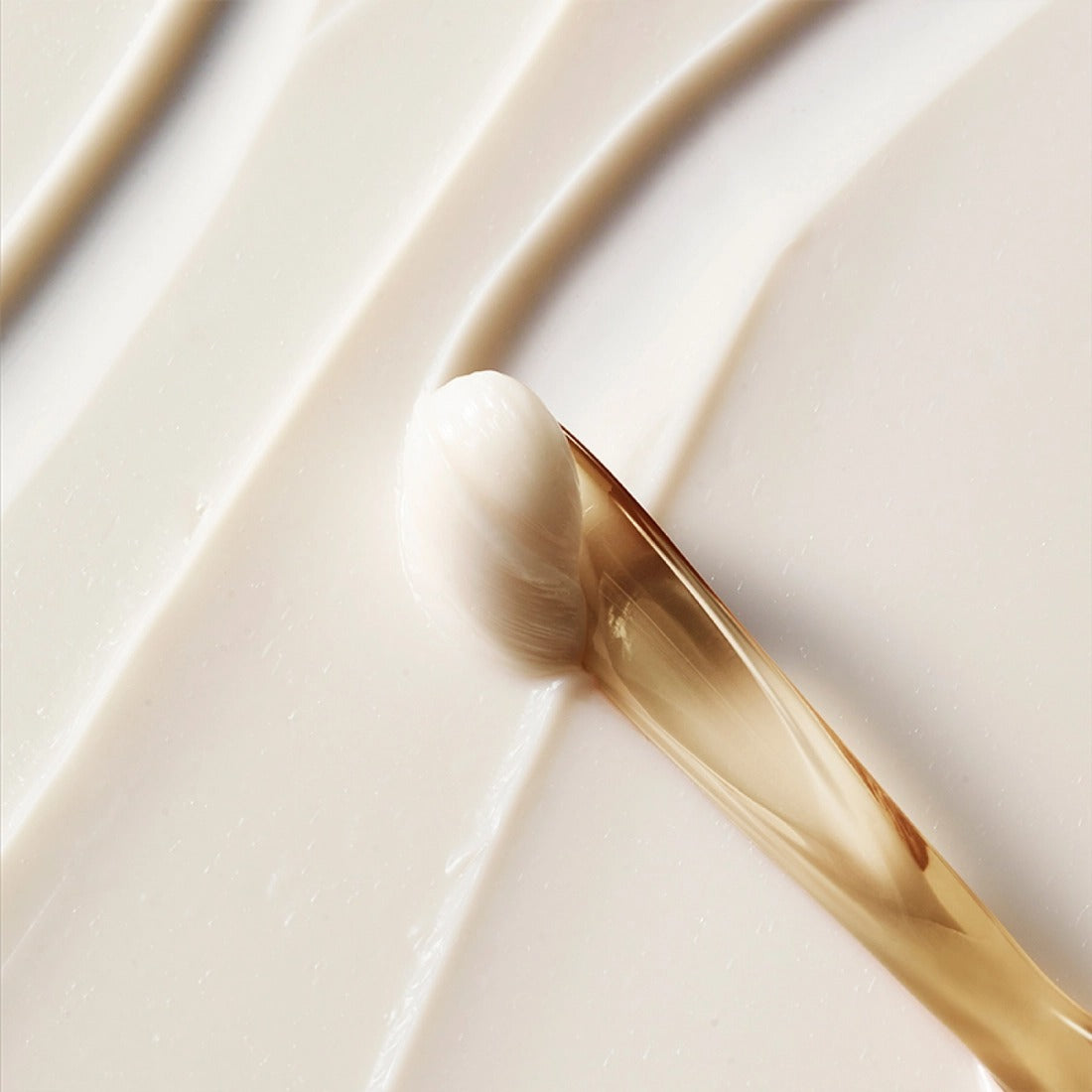 HERA Signa Youth Firming Eye Cream 30ml de HERA, tube appliqué en gros plan sur fond blanc lumineux, texture crème