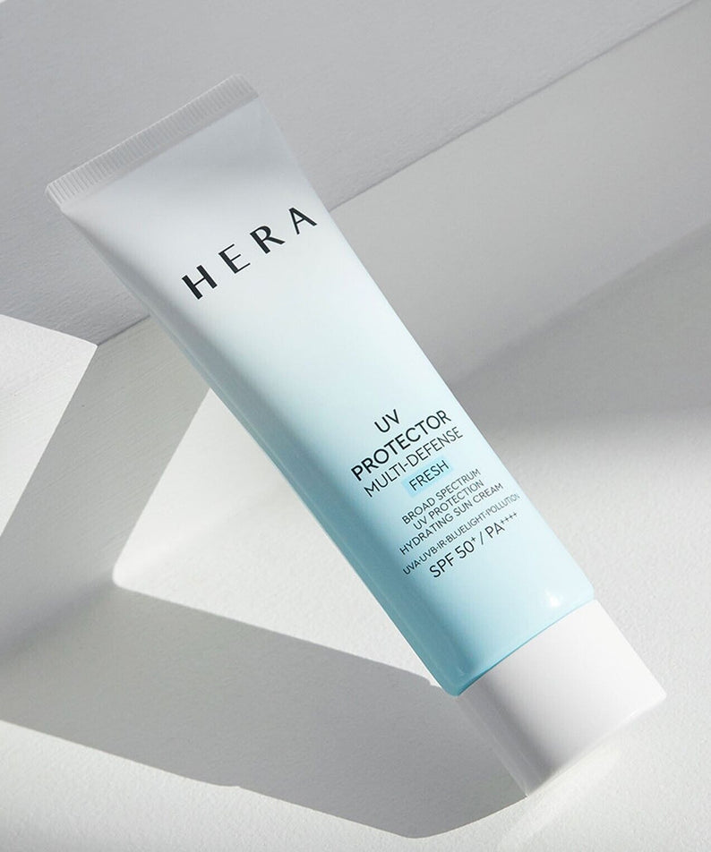HERA UV Protector Multi-Defense Fresh SPF50+PA++++ 50ml de HERA, tube UV sur fond blanc lumineux, ensoleillé.