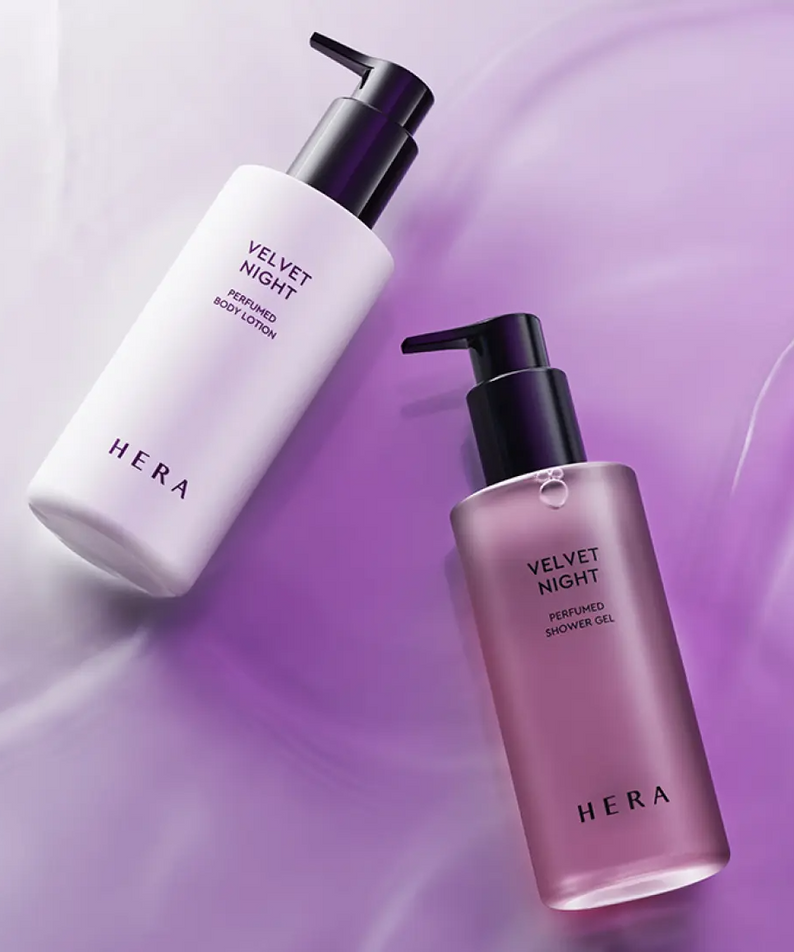 HERA Velvet Night Perfumed Shower Gel 250g de HERA, flacon noir et mauve sur fond lavande, effet douche velouté.