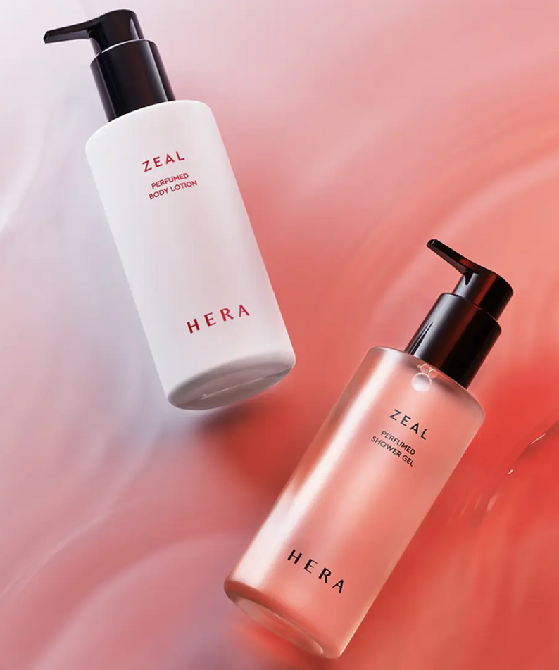 HERA Zeal Blooming Perfumed Shower Gel 250g de HERA, flacons sur fond rose en studio, gel douche parfumé visible.