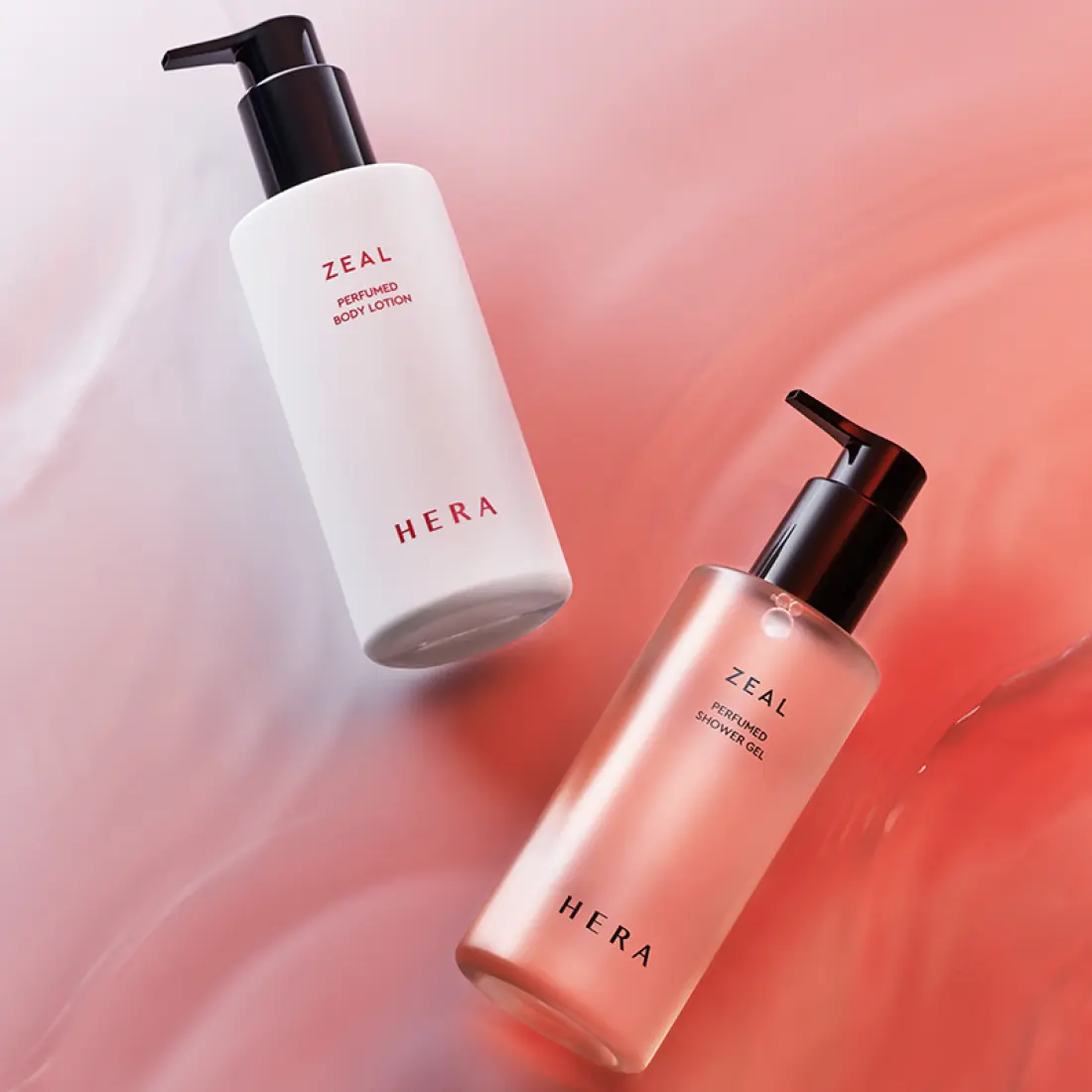 HERA Zeal Blooming Perfumed Shower Gel 250g de HERA, flacons sur fond rose en studio, gel douche parfumé visible.