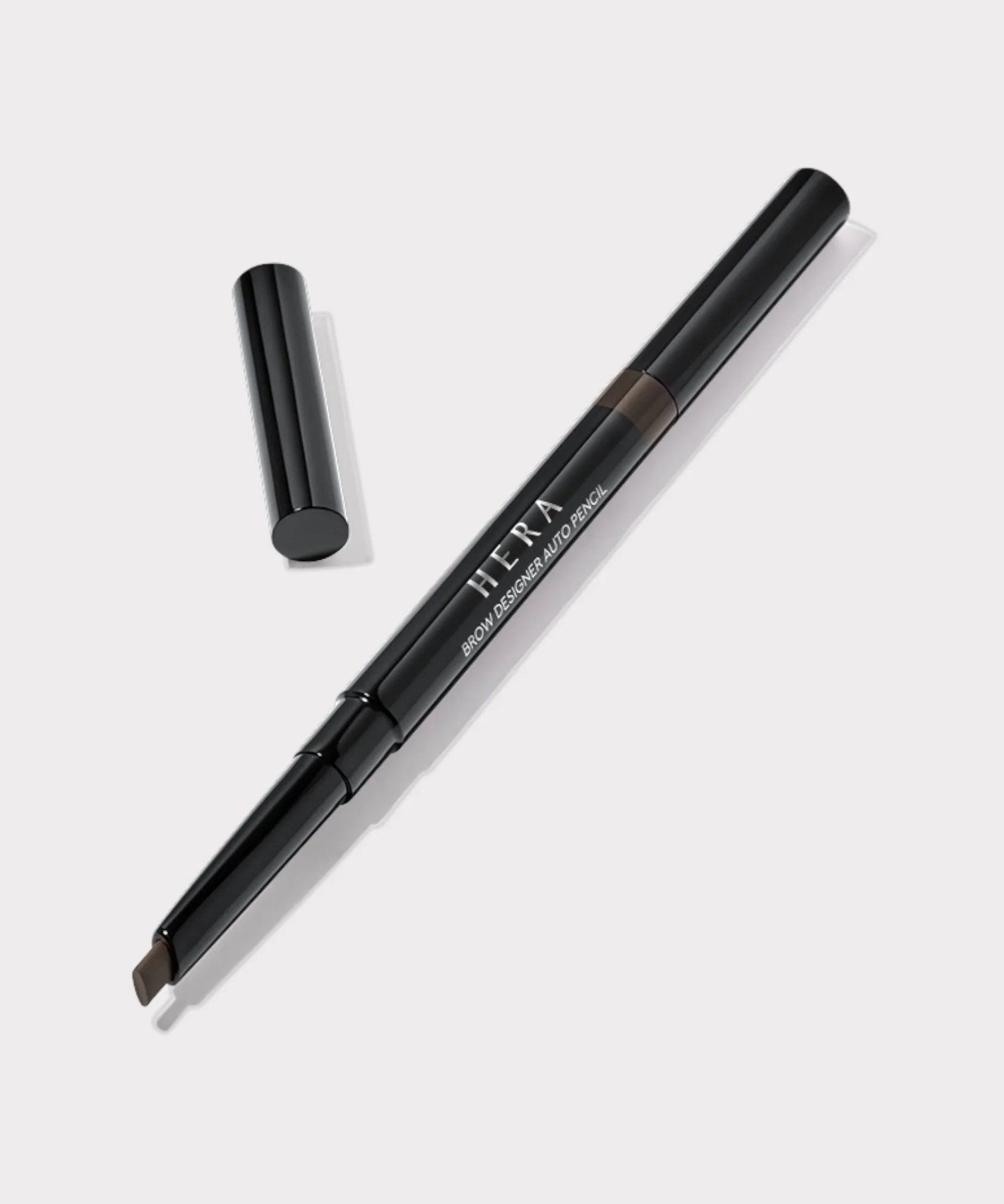 HERA Brow Desighner Auto Pencil, crayon automatique pour sourcils, design élégant sur fond blanc.