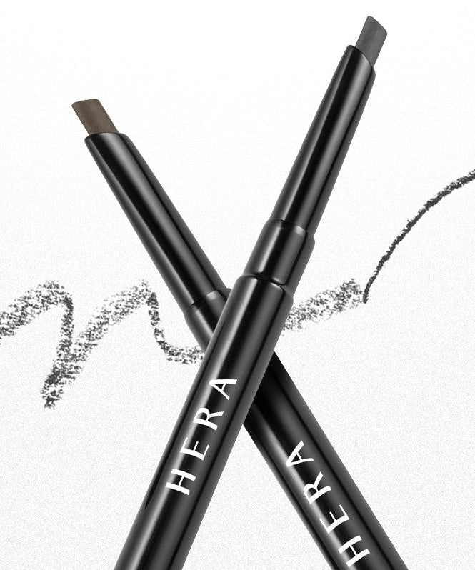 HERA Brow Desighner Auto Pencil, crayon automatique pour sourcils, maquillage précis et longue durée, couleur intense sur fond blanc.