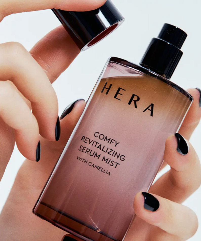 Flacon de HERA Comfy Revitalizing Serum Mist 90ml tenu dans la main, soin du visage pour une hydratation immédiate et revitalisante.