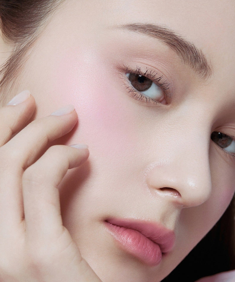 Femme portant le HERA Hera Blush 5.5g pour un éclat naturel et lumineux sur les joues.