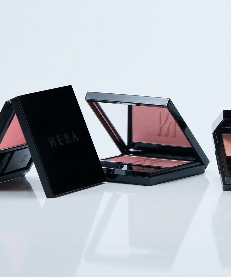 Produits de maquillage HERA Hera Blush 5.5g élégamment présentés, avec une teinte douce et naturelle, parfaits pour un fini éclatant.