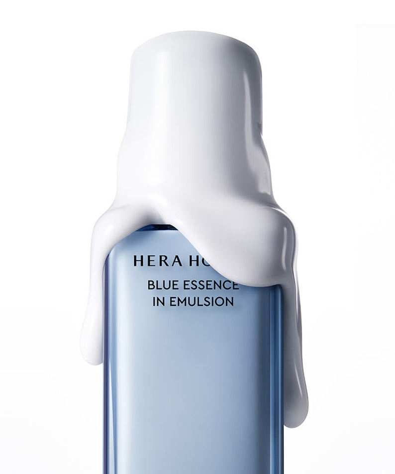 Produit HERA Homme Blue Essence in Emulsion 110m, flacon bleu avec émulsion coulant sur le dessus, soin pour homme.