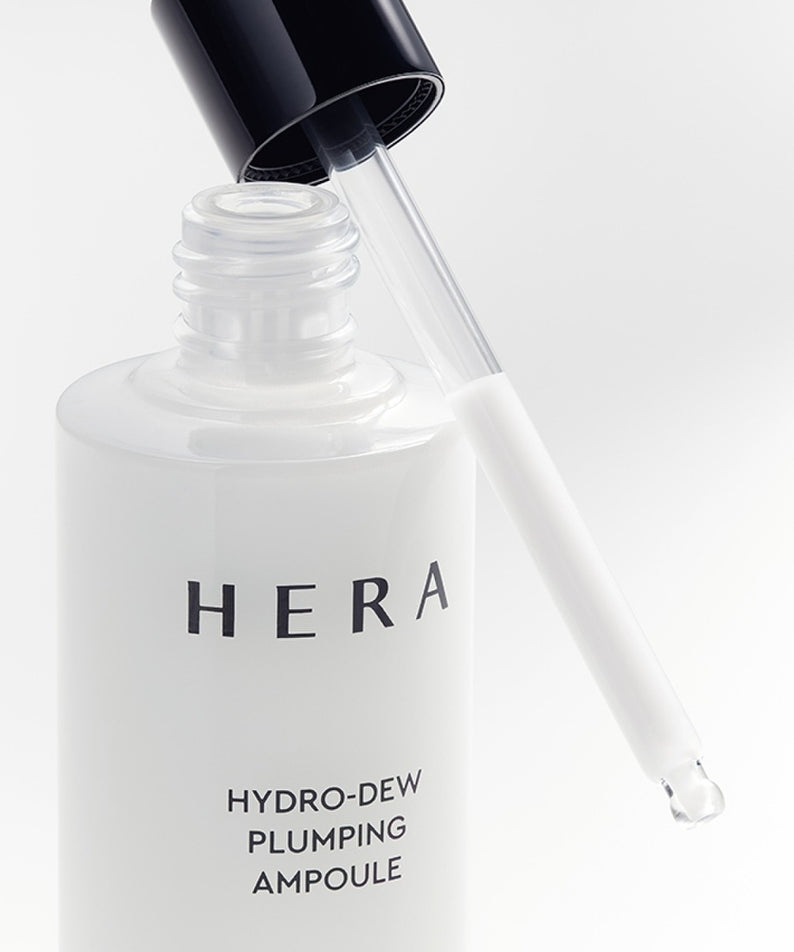 Flacon de HERA Hydro-Dew Plumping Ampoule 50ml avec pipette ouverte, produit de soin hydratant et repulpant.