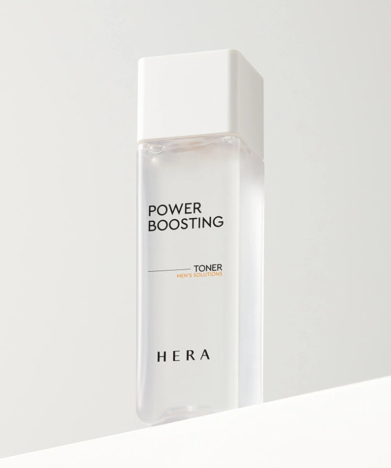 Flacon de 150ml du HERA Power Boosting Toner exposé sur une surface blanche, affiché sur un fond neutre, produit pour revitaliser la peau.