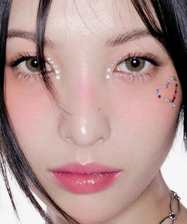 Jeune femme avec maquillage artistique et cheveux noirs, portant HERA Sensual Fiting Glow Tint 5g pour un look éclatant.