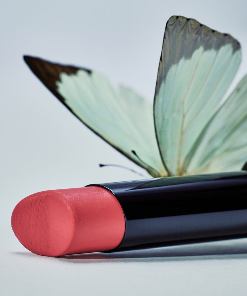 HERA Sensual Powder Matte Lipstick 3g en gros plan avec finition veloutée et une touche de romantisme naturel.