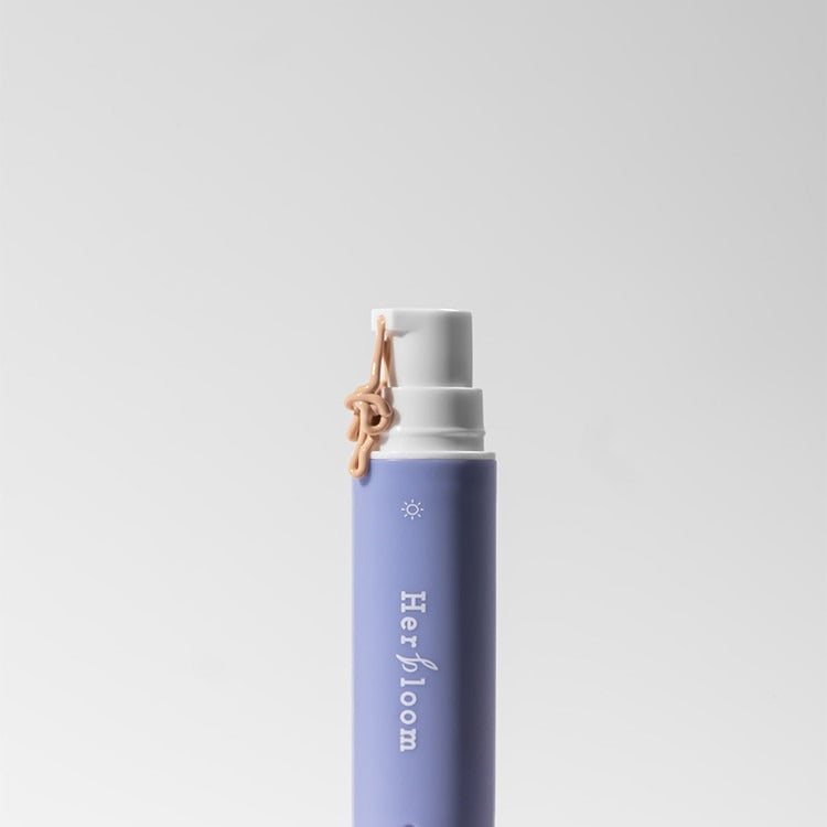 HERBLOOM  Bakuchiol Dual Vita Eye Cream, flacon bleu sur fond blanc, mise en scène beauté minimaliste