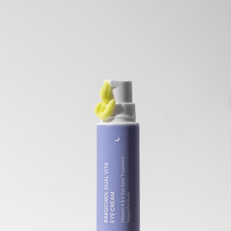 HERBLOOM  Bakuchiol Dual Vita Eye Cream, flacon bleu sur fond clair, détail de la texture crème, soin contour des yeux