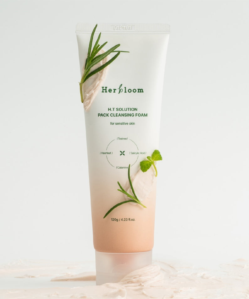 HERBLOOM  H.T Solution Pack Cleansing Foam 120g, tube crème sur fond clair, feuilles vertes, packaging beauté.