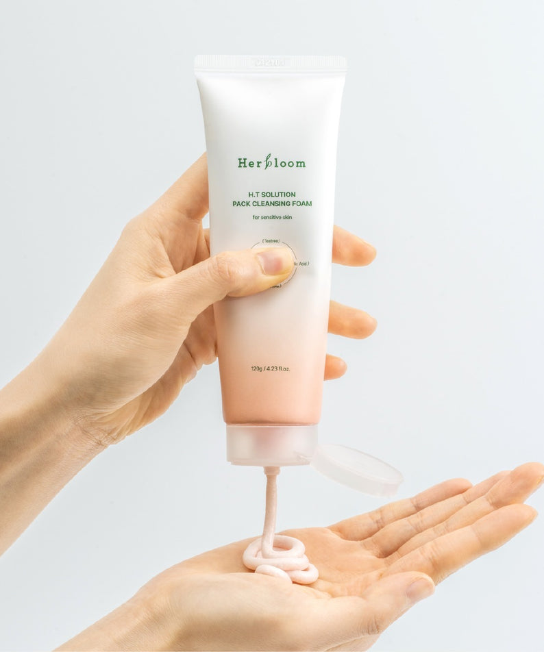 HERBLOOM  H.T Solution Pack Cleansing Foam 120g : tube nettoyant tenu en main, mousse sur mains, fond clair.