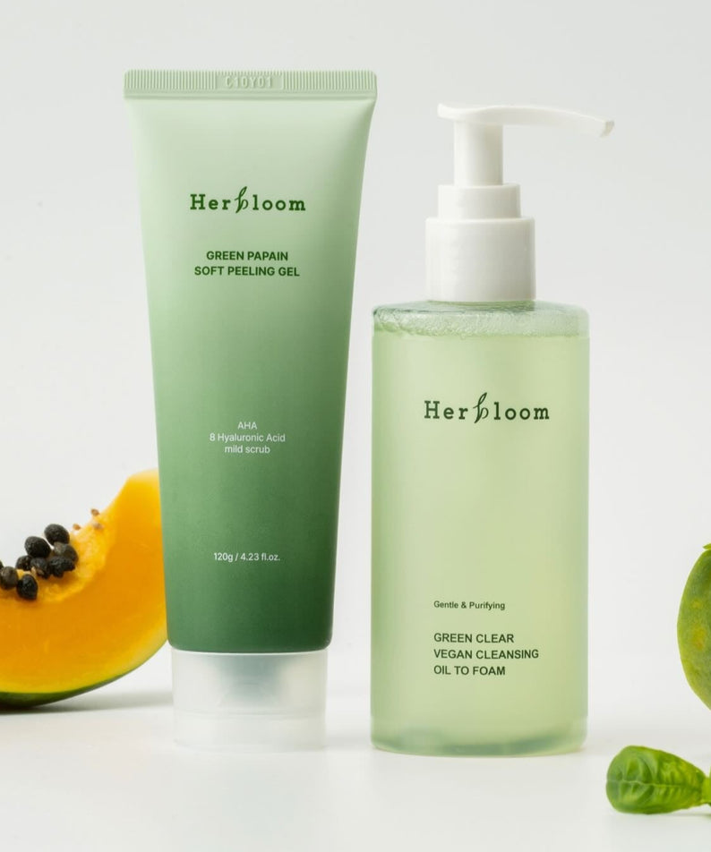 HERBLOOM Green Papain Soft Peeling Gel 120g avec des fruits tropicaux en arrière-plan pour une exfoliation douce.