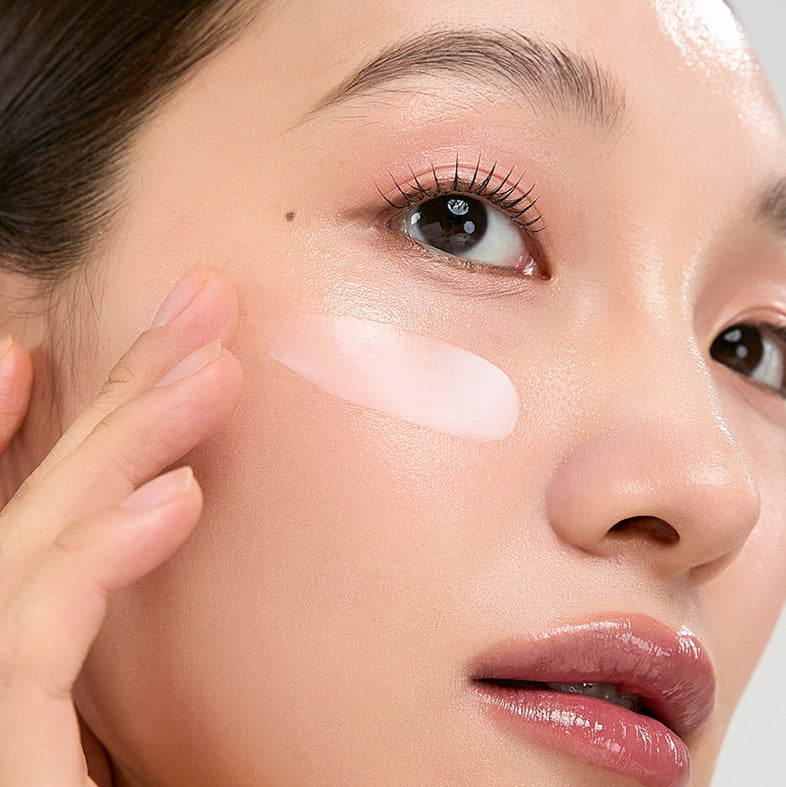 HIDIFF Royal Finish Cream 80ml, marque HIDIFF : crème visage appliquée sur peau lumineuse, gros plan esthétique.