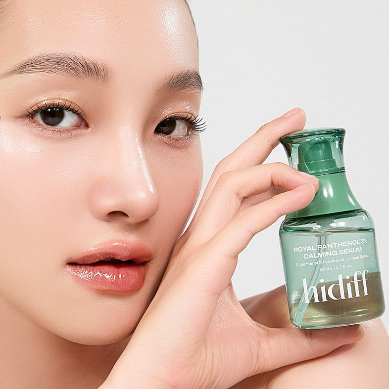 HIDIFF Royal Panthenol 3% Calming Serum : la marque tient un flacon vert, visage apaisé sur fond clair.