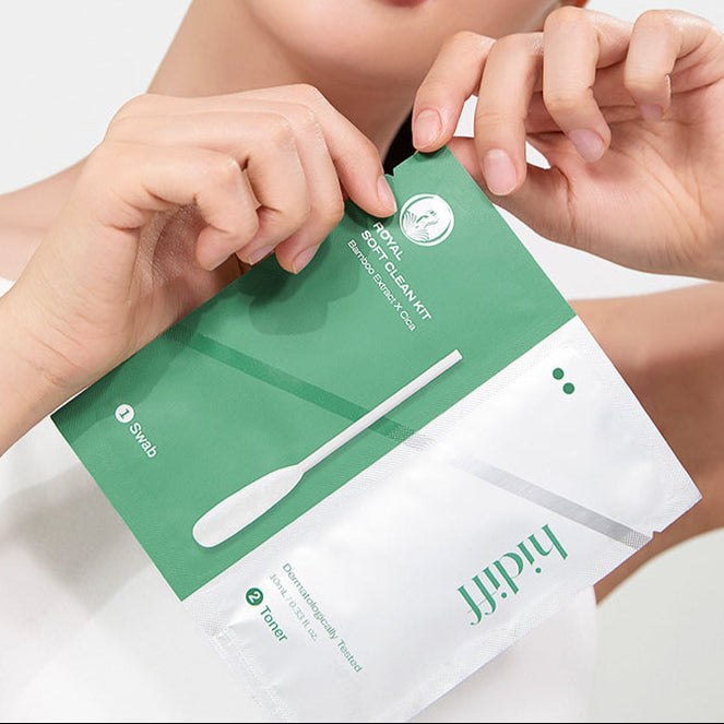 Mains tenant le HIDIFF Royal Soft Clean Kit de la marque HIDIFF, en packaging vert, contexte nettoyage visage.