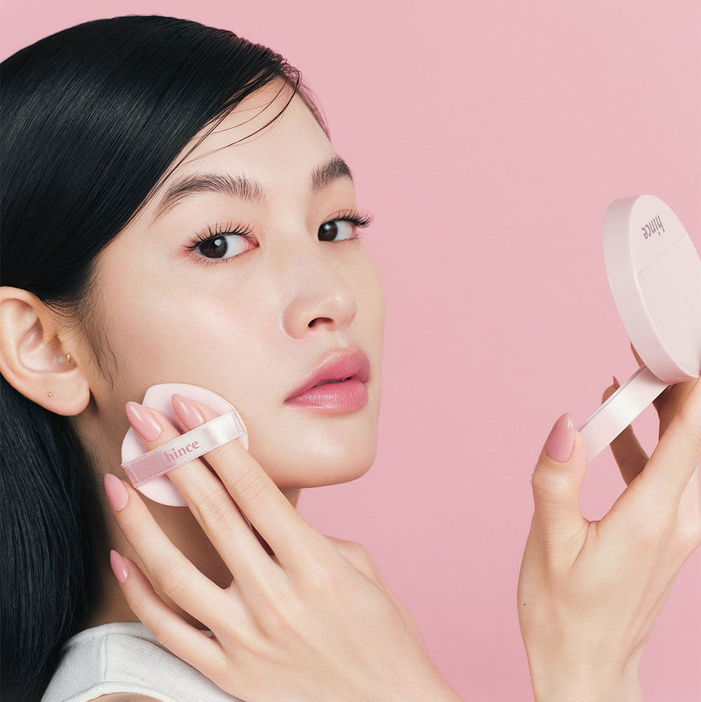 HINCE  Cover Master Pink Cushion, coussin rose maquillage sur fond rose, visuel produit beauté HINCE avec application