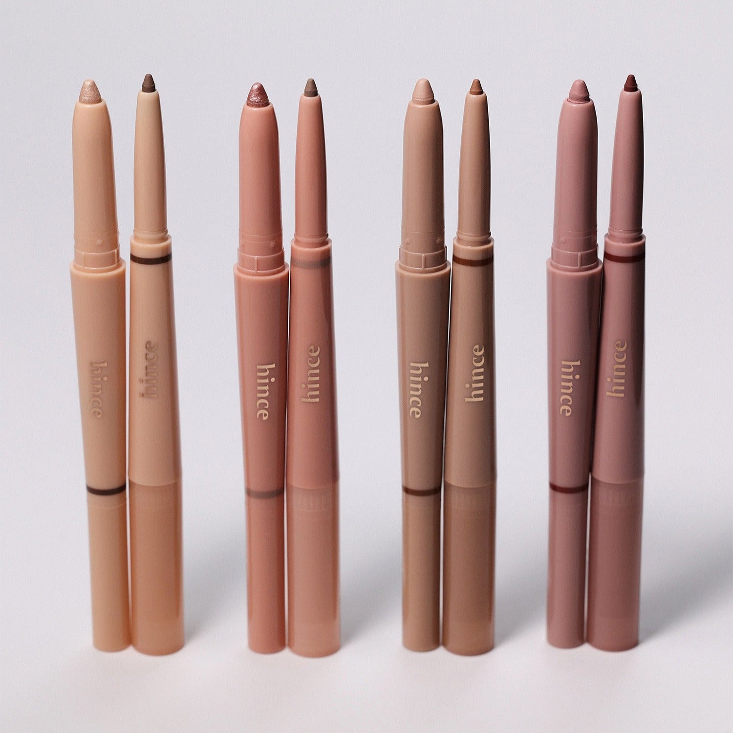 HINCE Depth Dual Color Stick de HINCE sur fond clair, vue produit maquillage avec plusieurs sticks dégradés.