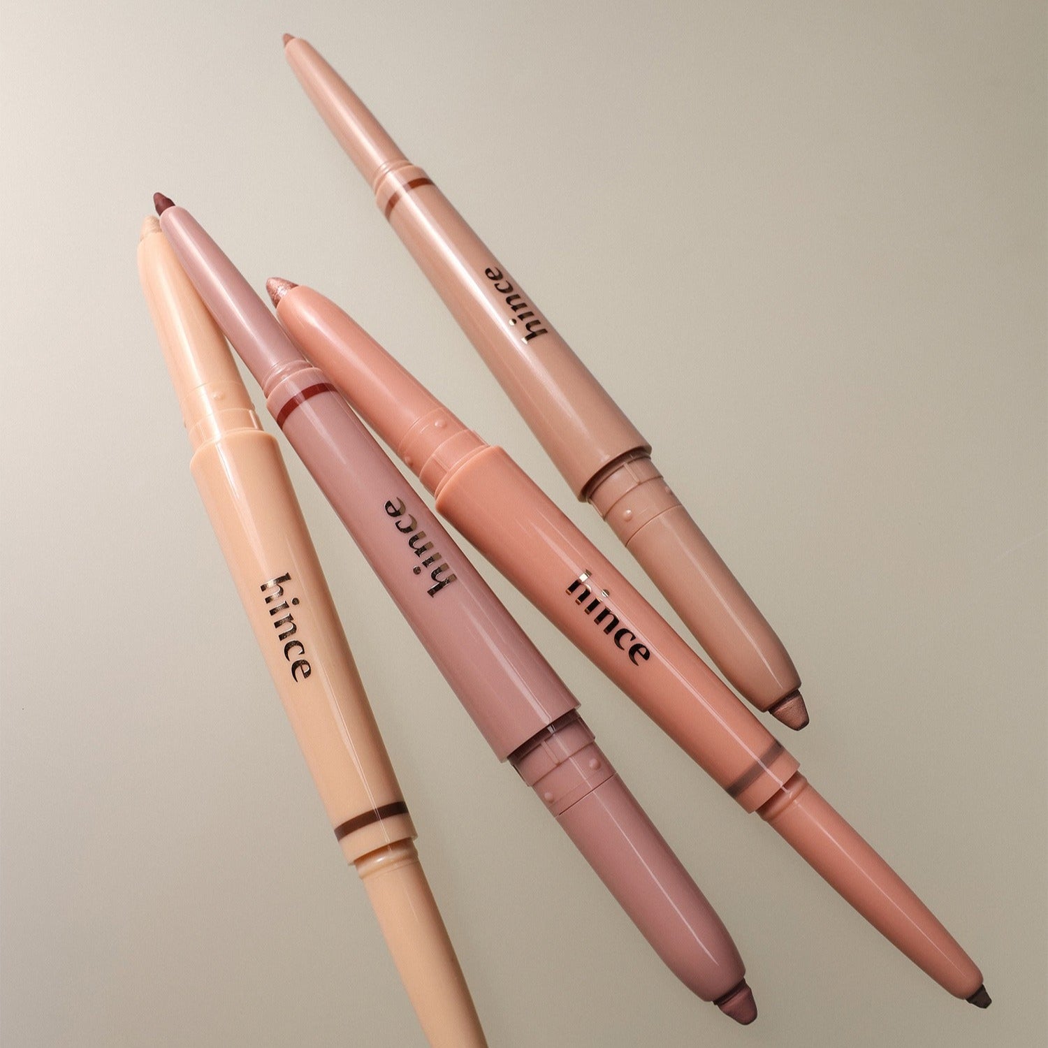 HINCE Depth Dual Color Stick de HINCE, deux sticks maquillage sur fond clair, vue produit en gros plan.