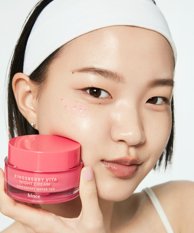 Femme appliquant HINCE Kingsberry Vita Night Cream pour une peau radieuse et hydratée.