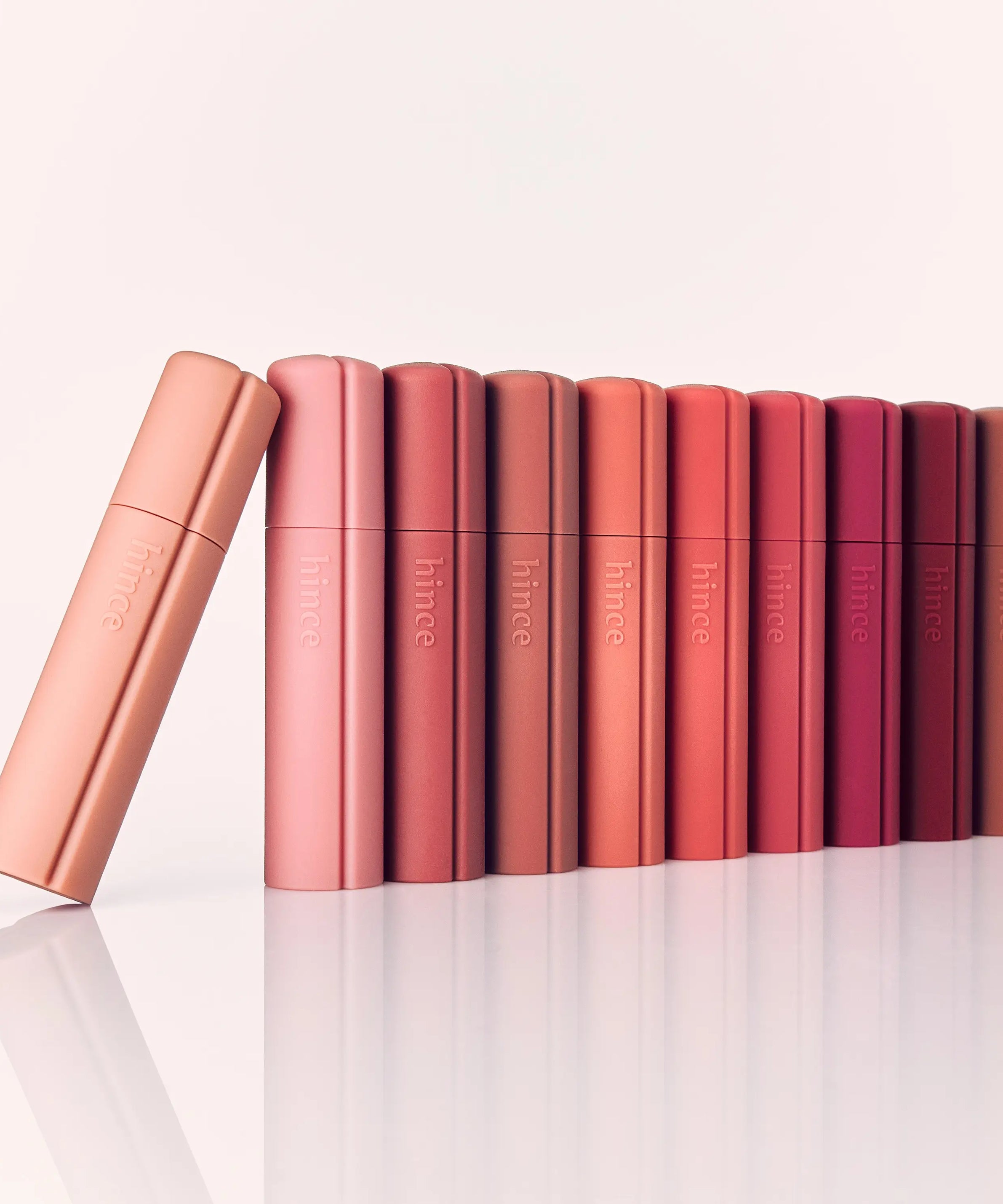 HINCE Nouvelle Tint 10 Colors, pack de 10 teintes sur fond clair, tubes HINCE alignés, maquillage lèvres