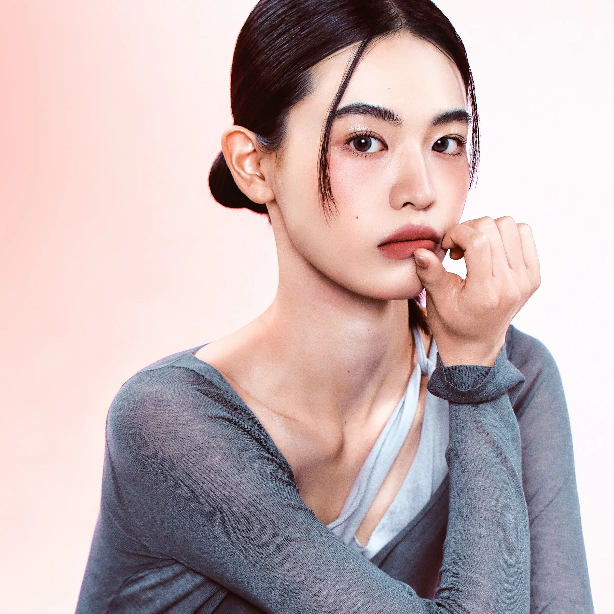 HINCE Nouvelle Tint 10 Colors, maquillage sur une femme au teint frais, arrière-plan rose, marque HINCE