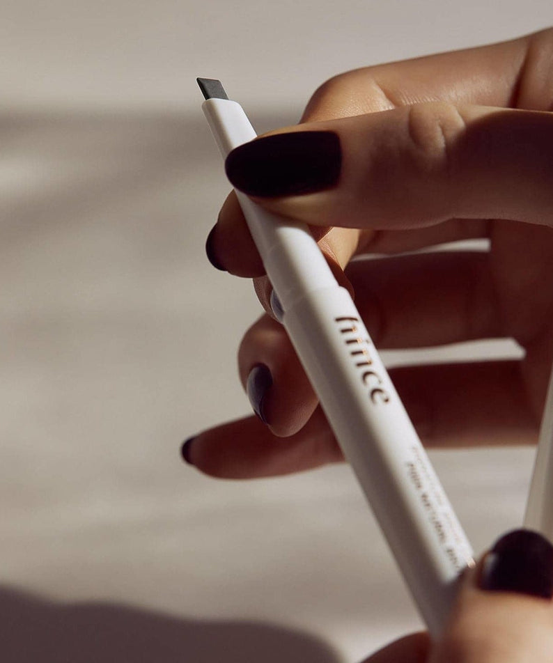 HINCE Signature Brow Pencil disponible sur Ma petite Coree, ton Eshop 100% K-beauty en direct de Seoul