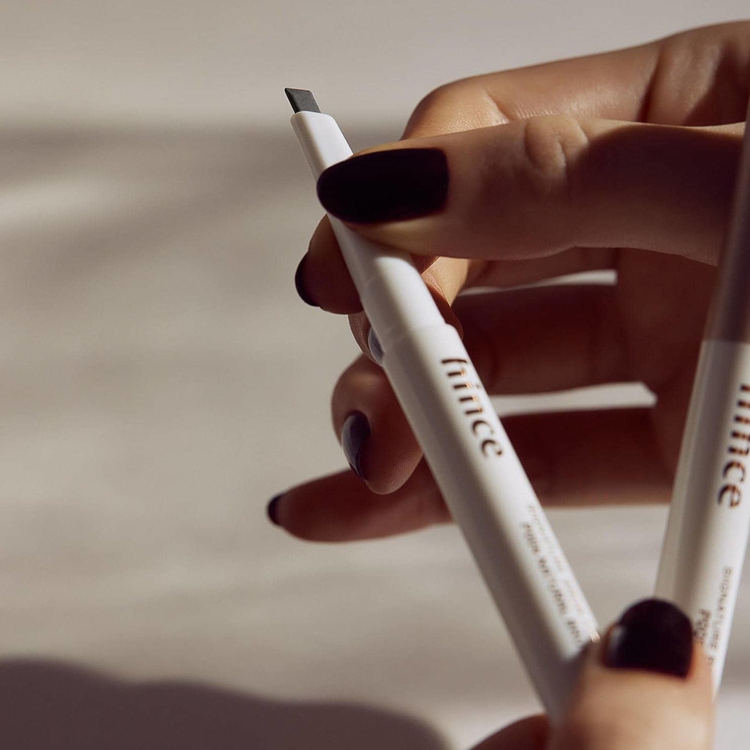 HINCE Signature Brow Pencil disponible sur Ma petite Coree, ton Eshop 100% K-beauty en direct de Seoul