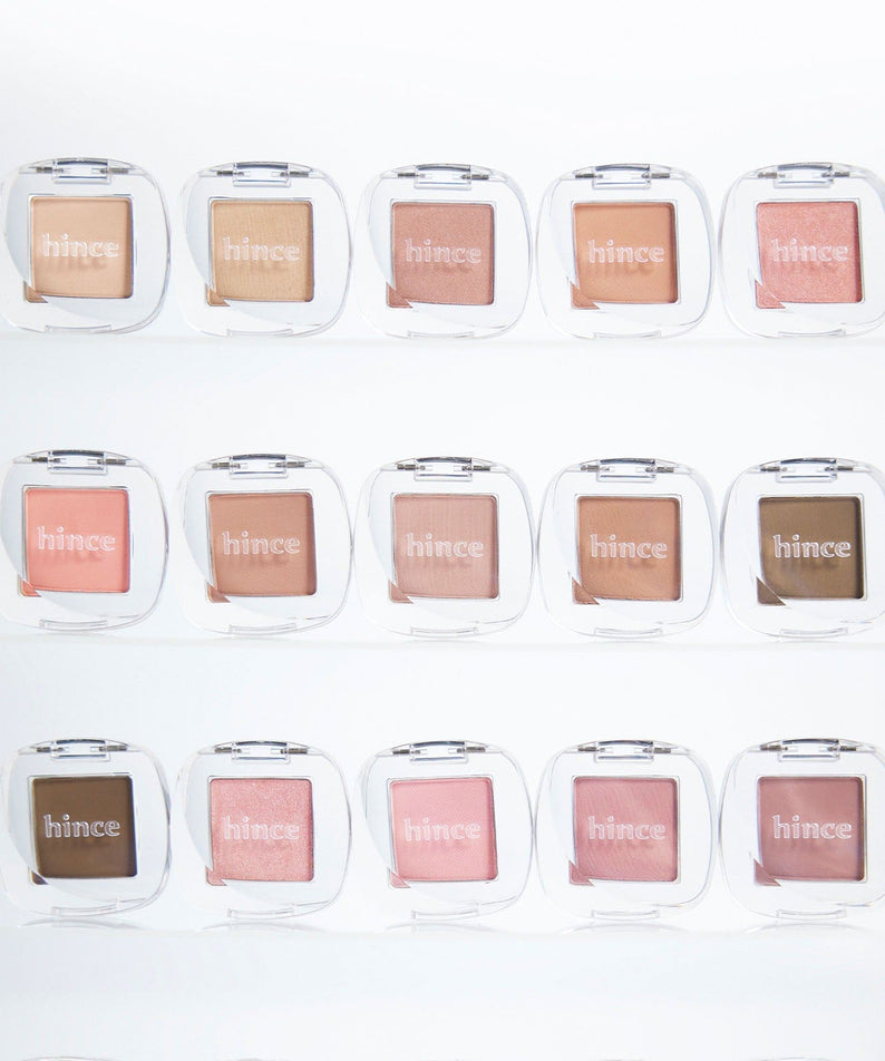 HINCE Single Eyeshadow de la marque HINCE, palette de nuances en boîtiers transparents sur fond clair.