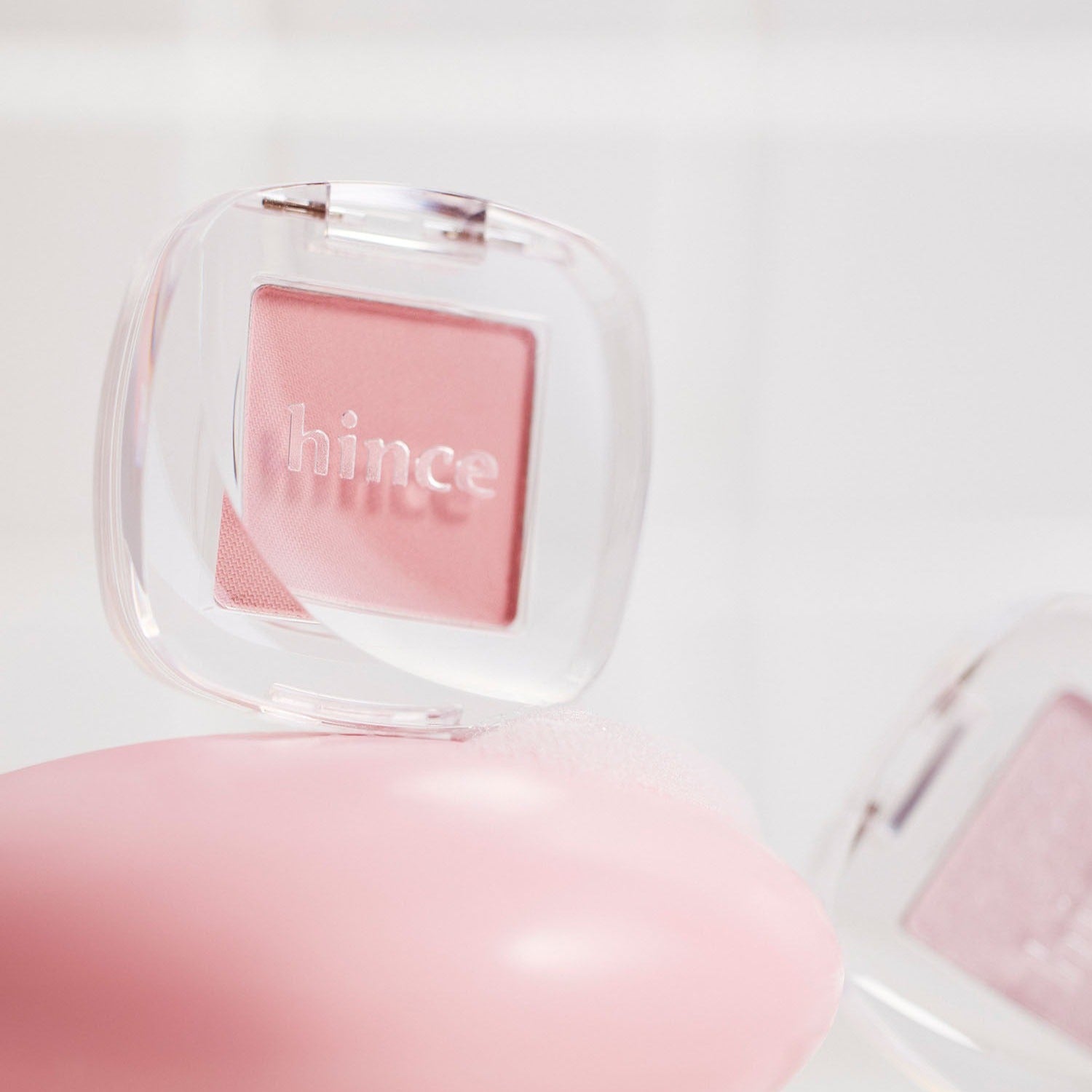 HINCE Single Eyeshadow de HINCE, photo maquillage en gros plan dans son boîtier transparent, fond clair