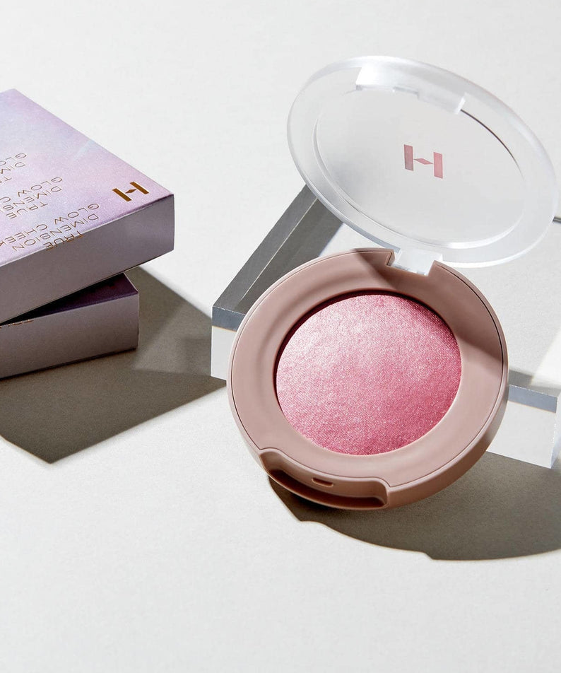 HINCE True Dimension Glow Cheek, blush illuminateur en teinte rose, disposé à côté de son emballage.