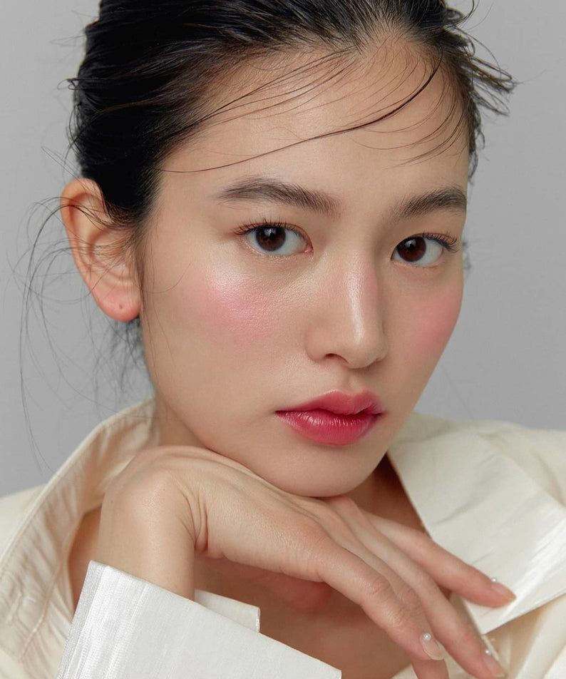 Femme portant HINCE True Dimension Glow Cheek pour une touche naturelle et lumineuse sur les joues.