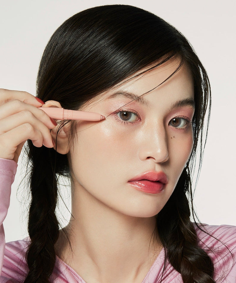 Femme appliquant le HINCE Depth Dual Color Stick, maquillage doux et élégant.