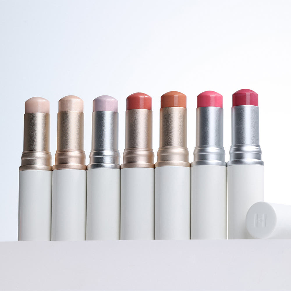 HINCE True Dimension Radiance Balm 10g, baume éclaircissant de la marque HINCE, photo sur fond clair avec plusieurs sticks