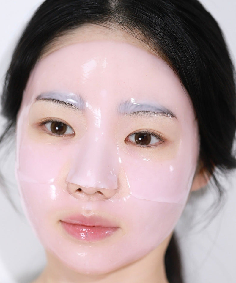 Femme utilisant le HINCE Kingberry Vita Collagen Mask 37g pour une peau éclatante et hydratée.