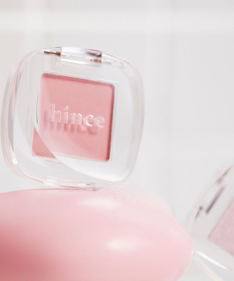 HINCE Single Eyeshadow en rose dans un boîtier transparent, parfait pour un maquillage délicat et moderne.