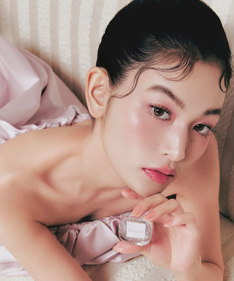 Femme posant avec HINCE Single Eyeshadow, maquillage élégant et moderne.