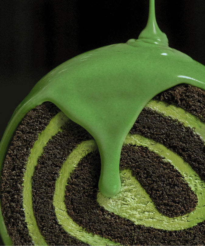 HIT THE TEA Super Matcha Black Roll Cake Gluten-Free, gâteau roulé sans gluten, glaçage matcha vert sur fond noir.